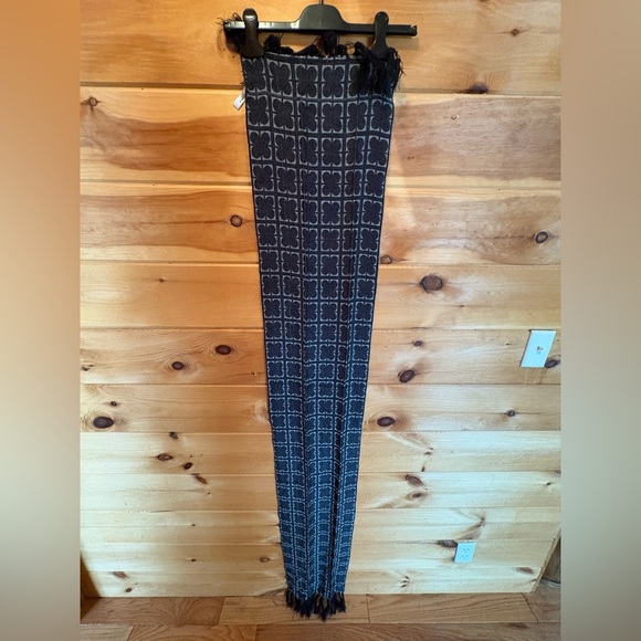 Liz Claiborne long scarf - Picture 6 of 6